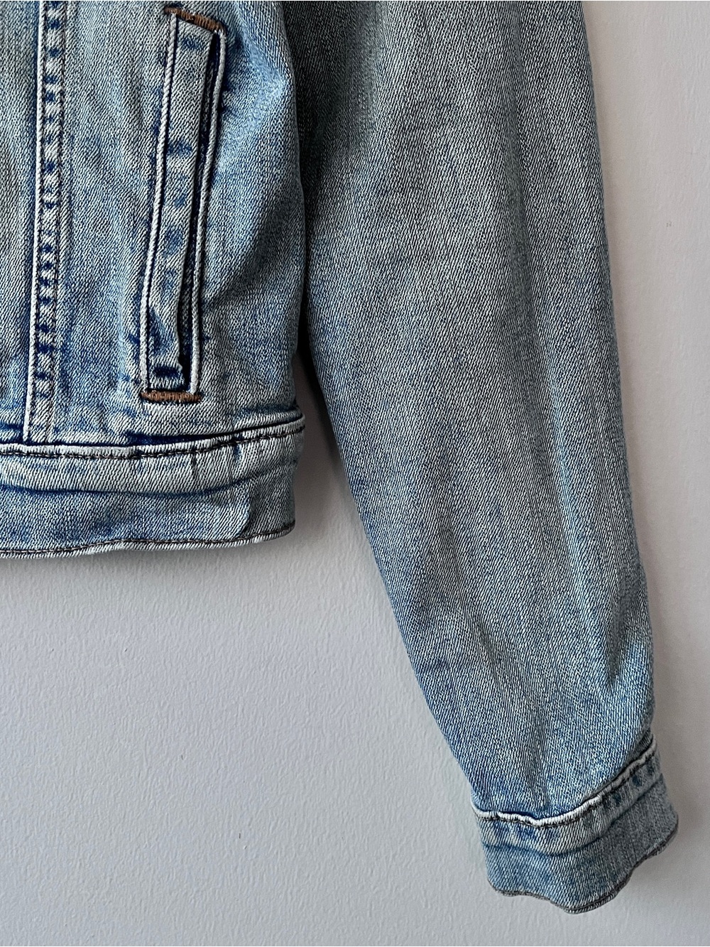 Y2K Levi's Women's Light Blue Washed Denim Jacket Size S - Picture 4 of 14